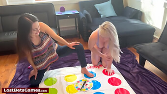 Blond Tonåring Och Smal Vän Spelar Naken Twister Efter Att Ha Förlorat Vadet