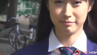 Tomomi Motozawa, En Japansk Skolflicka I Uniform, Ger Sin Klasskamrat En Avsugning.