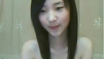 Dünnes Chinesisches Girl Gibt Sich Vor Der Webcam Dem Solospiel Hin