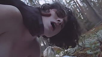 Darcy Dark Expérimente Un Sexe Anal Intense Avec Une Grosse Bite Noire Dans Les Bois