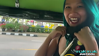 La Bellezza Thailandese Eccitata Dà Un'Impressionante Deepthroat A Un Grosso Pene Bianco Di Uno Sconosciuto