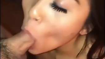 Asiatisk Skjønnhet Gir En Varm Blowjob Og Får En Cumshot