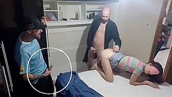 Le Trio D'Un Couple Amateur Avec Une Femme Et Un Ami Les Yeux Bandés Dans Une Armoire