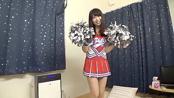 Første Gang Japansk Cheerleader Udforsker Sin Seksualitet I Eksplicit Video