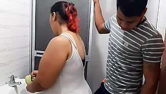 Rakaman Dekat Faraj Seorang Ibu Milf Latina Di Dalam Bilik Mandi