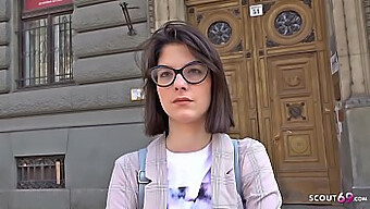 Adolescenta Slabă Sara Primește Sex Anal În Public Pentru Bani