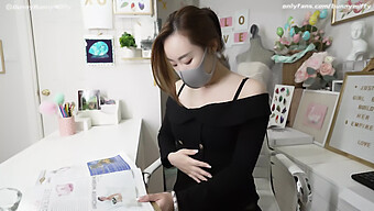 Cô Gái Châu Á Tự Sướng Với Dương Vật Giả Trong Tất Lưới