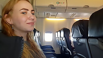 Teengirl Wird Beim Handjob Mitten Im Flug Erwischt