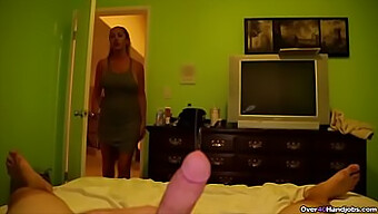 Vídeo Pov De Una Milf Tetona Masturbándose Mientras Ve A Un Jovencito