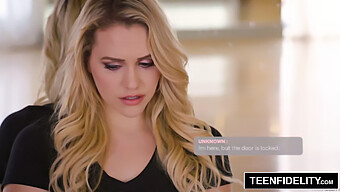 Mia Malkova Ohrozuje Bankára Svojimi Krivkami V Scéne Vydierania