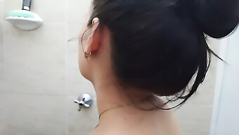 Vidéo Amateur Pov D'Une Latina Serrée Qui Baise Le Cul Et La Chatte