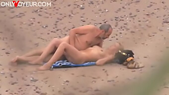 Plaisir Voyeuriste: Homme Mature Et Adolescent S'Engagent Dans Un Sexe Hardcore Sur La Plage