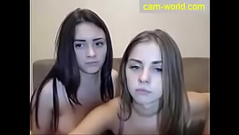 Russes Matures Et Adolescentes S'Embrassent En Cam - Cam-World.Com