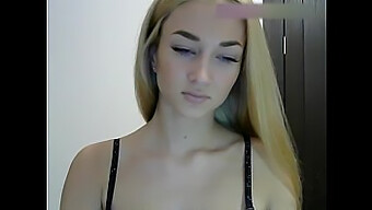 Regardez Une Adolescente Mignonne Et Belle Se Masturber Devant Sa Webcam