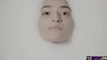 Experimente O Futuro Do Pornô Com A Incrível Gozada Facial De Emily Willis