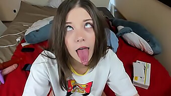 Linda Chica Nerd Tiene Múltiples Orgasmos Y Sacude