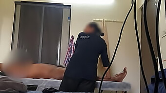 Een Sensuele Massage Verandert In Een Hete Kus Onder Een Verborgen Camera.