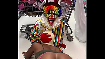 Humillación Pública: El Pene Del Payaso Es Chupado En Orgía En La Ciudad De Fiesta