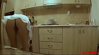 Pego Secretamente Assistindo Sua Meia-Irmã De 18 Anos Na Cozinha, Com Seios Grandes À Mostra