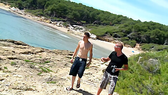 Zwei Geile Typen Haben Intensiven Outdoorsex Am Strand