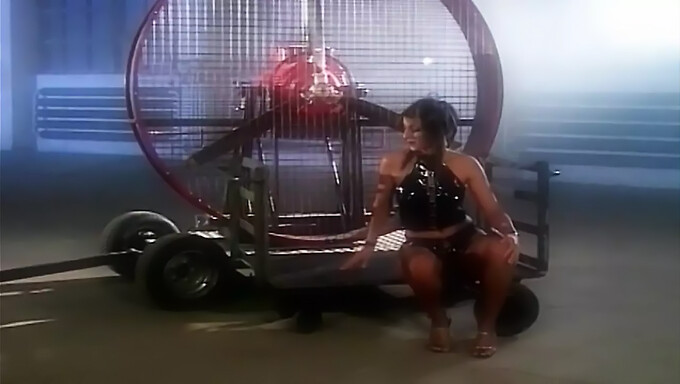 O Italiancă Obsedată De Pulă Într-Un Videoclip Retro Fetish