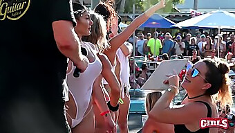 Storbrystede Teen-Sluts Går Amok I En Nøgen Poolfest