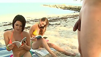 Trio Op Het Strand Met Brandi Belle En Haar Blonde Vriend