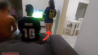 Uma Aposta Leva A Um Trio Quente Com O Amigo Do Meu Marido E Uma Dupla Penetração Surpresa