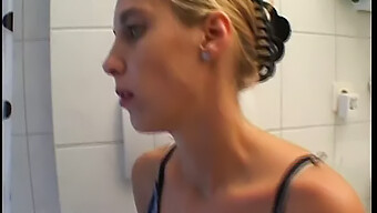 Reife Blondine Wird Beim Rasieren Ihres Intimbereichs Im Bad Gefilmt