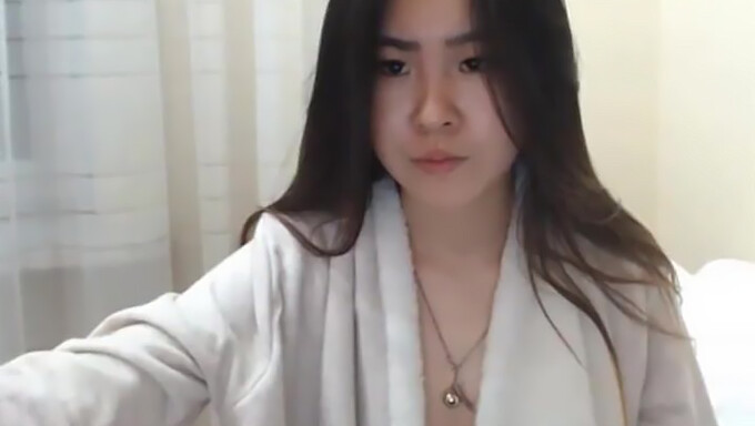 Seductive Korean Beauty Ejaculates On Camera