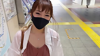 小巧玲珑的巨乳少女在铁杆性爱场景中变得淘气