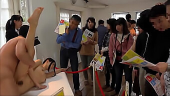 Cara Americano Recebe Boquete De Adolescente Japonesa Em Show Público De Arte