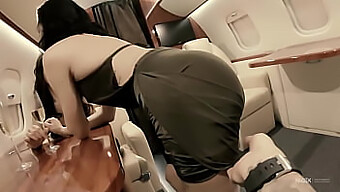 Sensuele Piloten Genieten Van Een Hete Rendez-Vous Aan Boord Van Een Privéjet