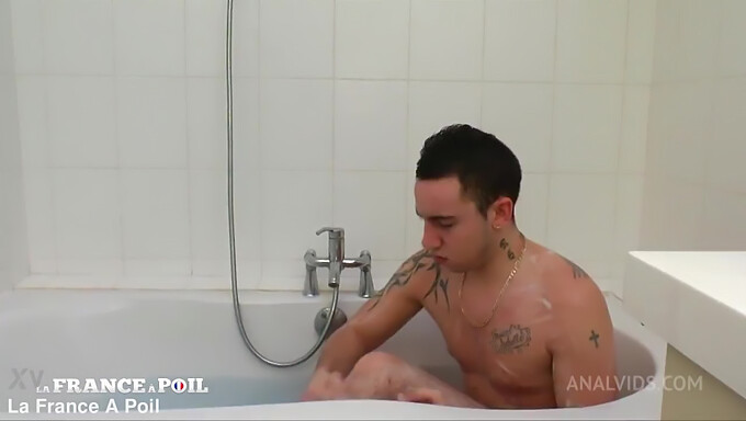 Une Cougar Brune Se Fait Baiser Le Visage Sous La Douche Par Son Jeune Locataire