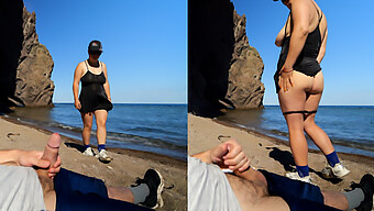 Une Adolescente Aux Gros Seins Naturels Attire L'Attention D'Un Étranger Sur La Plage.