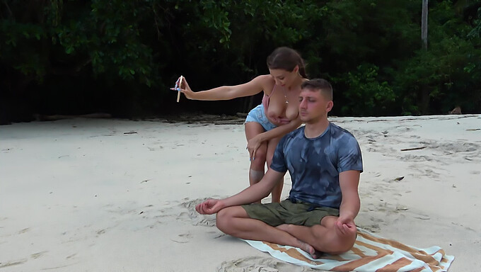 Ação De Garganta Profunda E Cowgirl Na Praia.