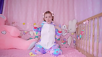 Eine Hübsche Prinzessin Im Pyjama Erkundet Das Anale Spiel Mit Einem Dildo:3