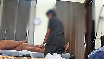 Heimlich Aufgenommene Massage Führt Zu Unerwarteter Sexueller Begegnung