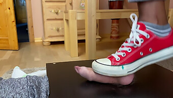 Chica Alemana Experimenta Un Intenso Placer Al Patear Bolas En Converse Chucks