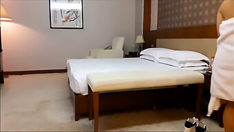 Pelacur Asia Menerima Facial Di Kamar Hotel