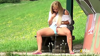 Rubia Checa Es Sorprendida Orinando Al Aire Libre En Un Video En Solitario