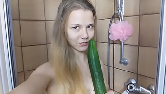 Uma Garota Pequena De 18 Anos Com Seios Pequenos Desfruta De Sexo Com Pepino E Estimula Seu Clitóris.