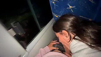 En Vacker Kvinnas Första Offentliga Sexmöte På En Buss