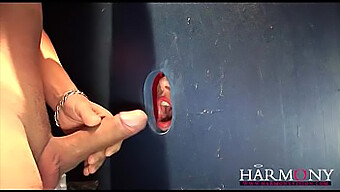 Tri Výstredné Kurvy Sa Navzájom Šukajú Cez Gloryhole