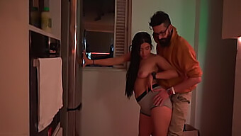 I Movimenti Seducenti Della Bellezza Colombiana In Cucina Con Cipriani