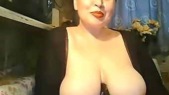 Reife Milf Mit Großen Natürlichen Brüsten Vor Der Webcam