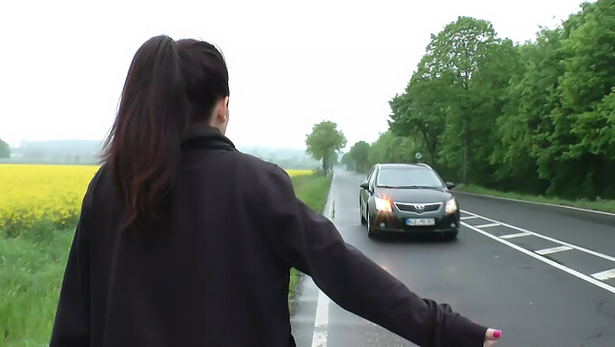 A Német Sofőrök Csak Az Első Ülésen Engedik Meg A Vonzó És Szelíd Nőknek, Hogy Bent Üljenek.