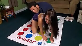 Yaz Ve Partneri Sıcak Bir Twister Oyununa Giriyorlar