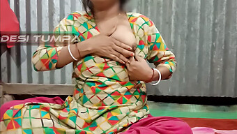 Desi Tumpa Bhabhi เผยให้เห็นหน้าอกสีขาวขนาดใหญ่ของเธอและช่องคลอดที่แน่นเนียนในขณะที่คู่สมรสของเธอไม่อยู่