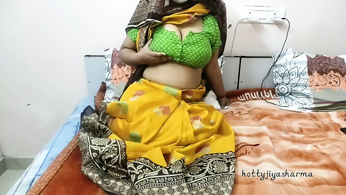 Salwar De Uma Mulher De Meia-Idade É Puxada Para Baixo Para Anal E Facial